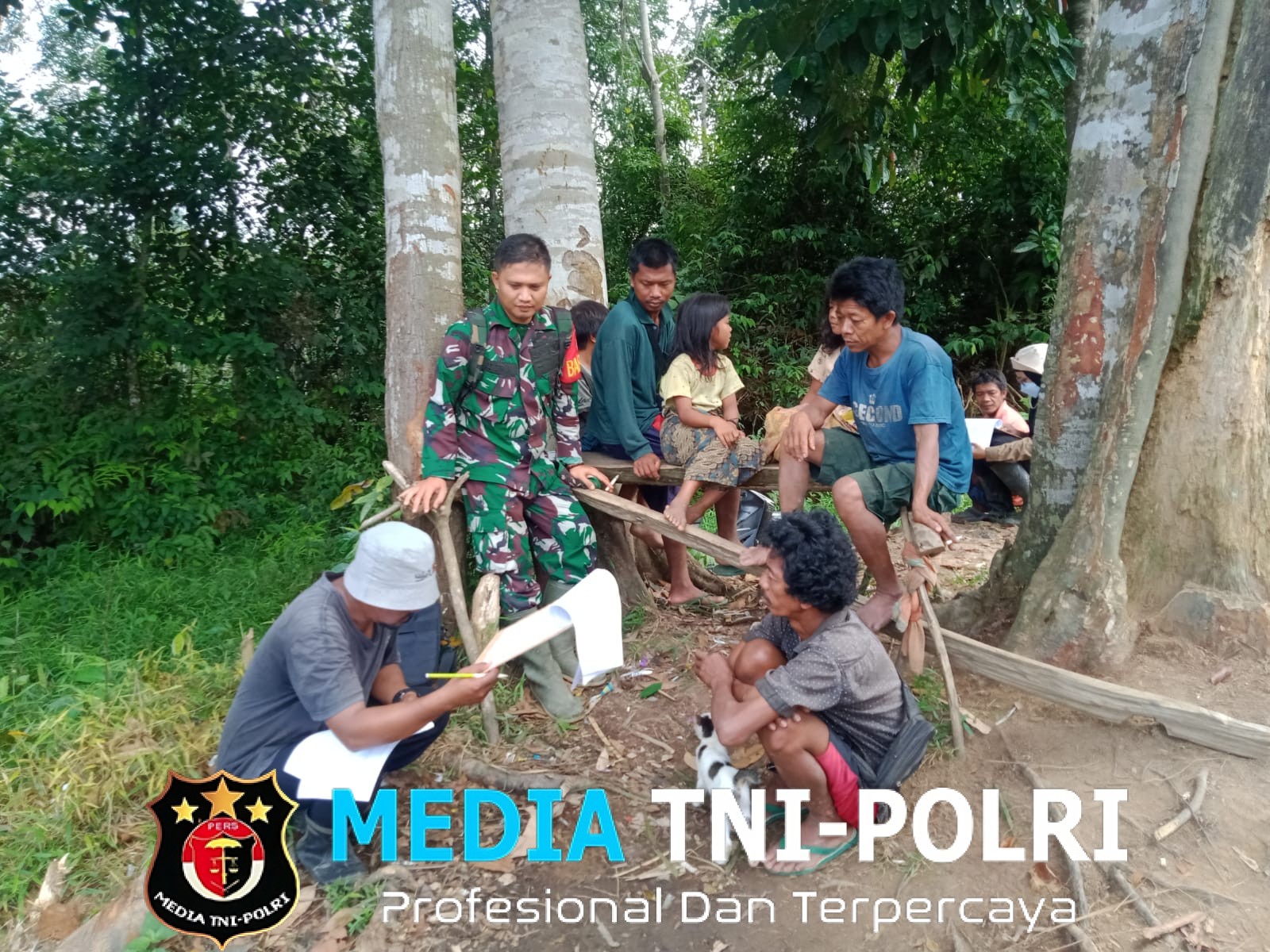 Babinsa Silaturahmi Lewat Komsos Bersama Warga Desa Bukit Suban