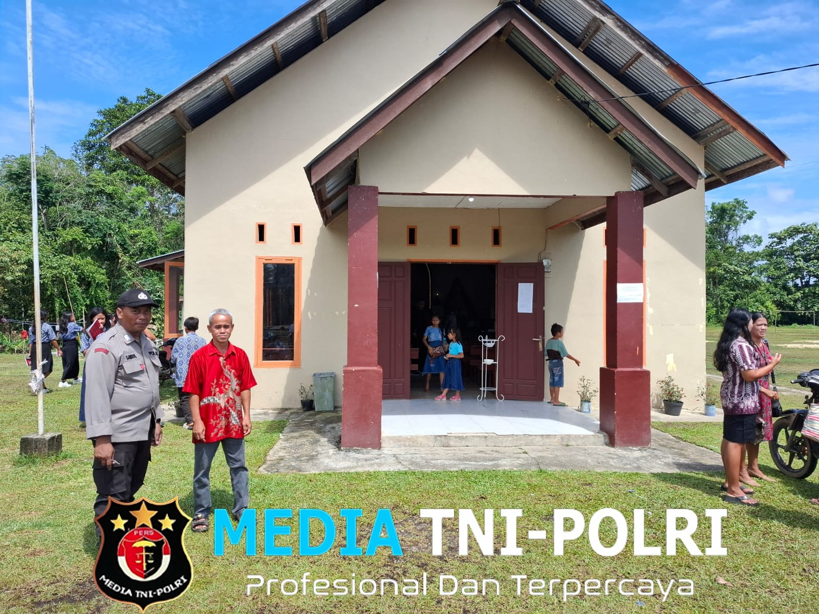 Personel Polsek Kuala Behe Amankan Ibadah Minggu, Wujudkan Situasi Aman dan Harmonis