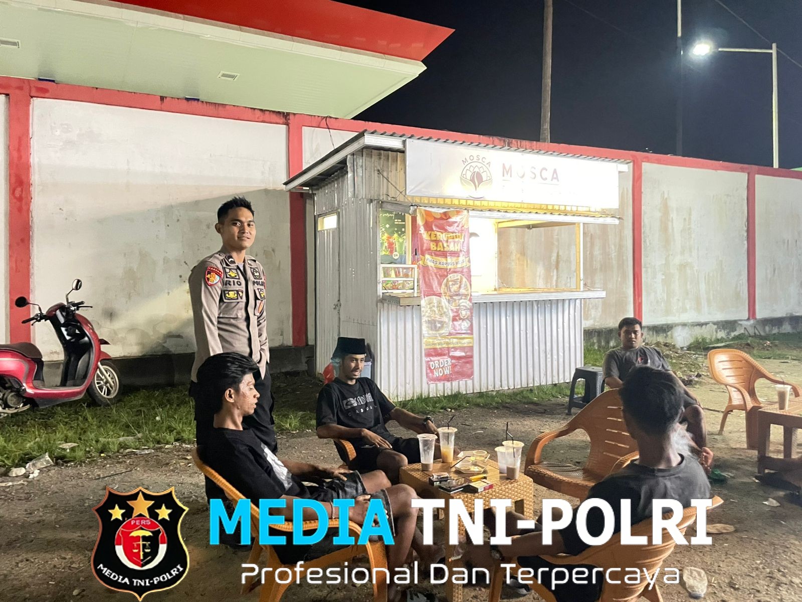 Suasana Hangat Patroli Malam Polisi Sapa Pemuda yang Tengah Bersantai di Malam Minggu