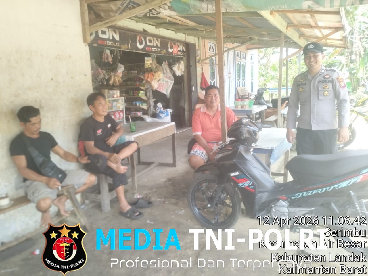 Polisi Sapa Warga di Warung Saat Patroli Siang, Ajak Jaga Kamtibmas di Hari Libur