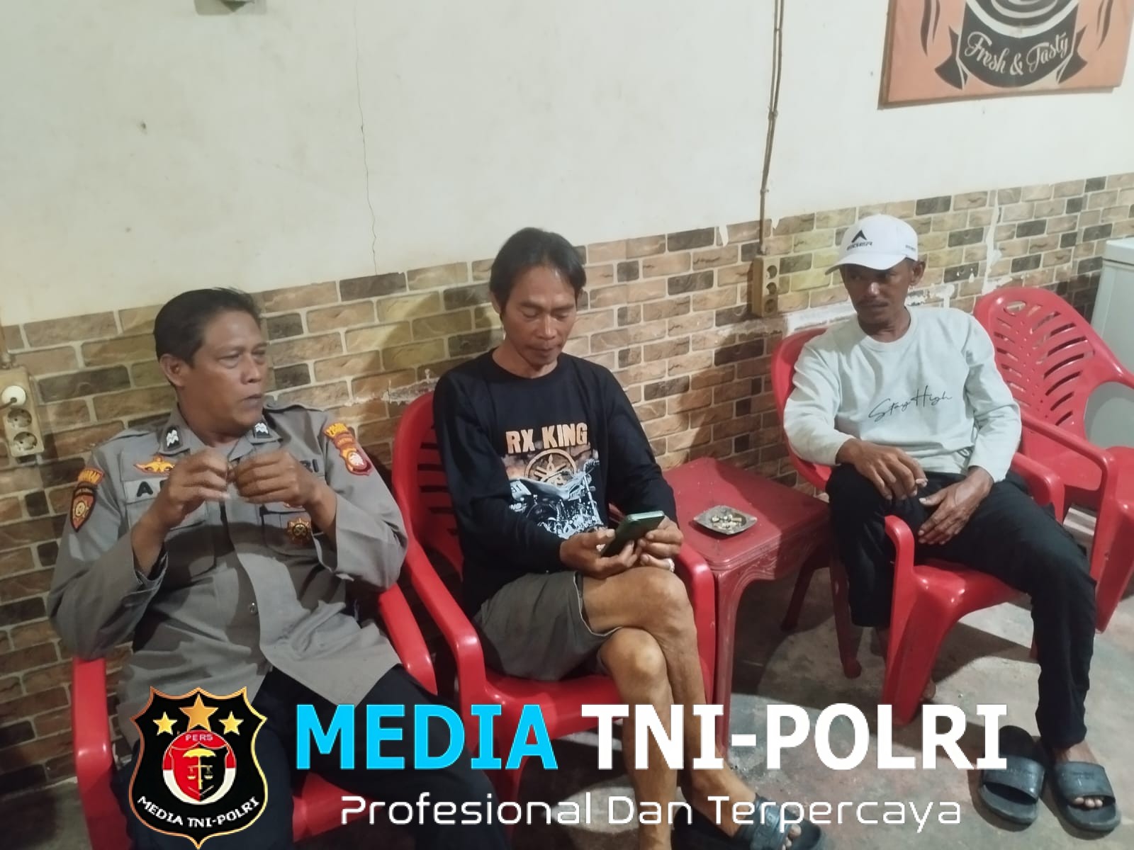 Polisi Ingatkan Warga Waspada Kejahatan Malam Hari, Patroli Malam Temui Masyarakat