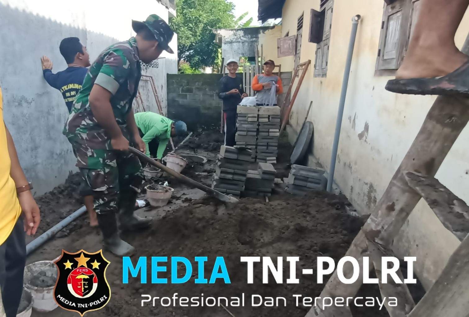 Wujud Kepedulian, Babinsa Garum Turun Tangan Bantu Pembuatan MCK Warga