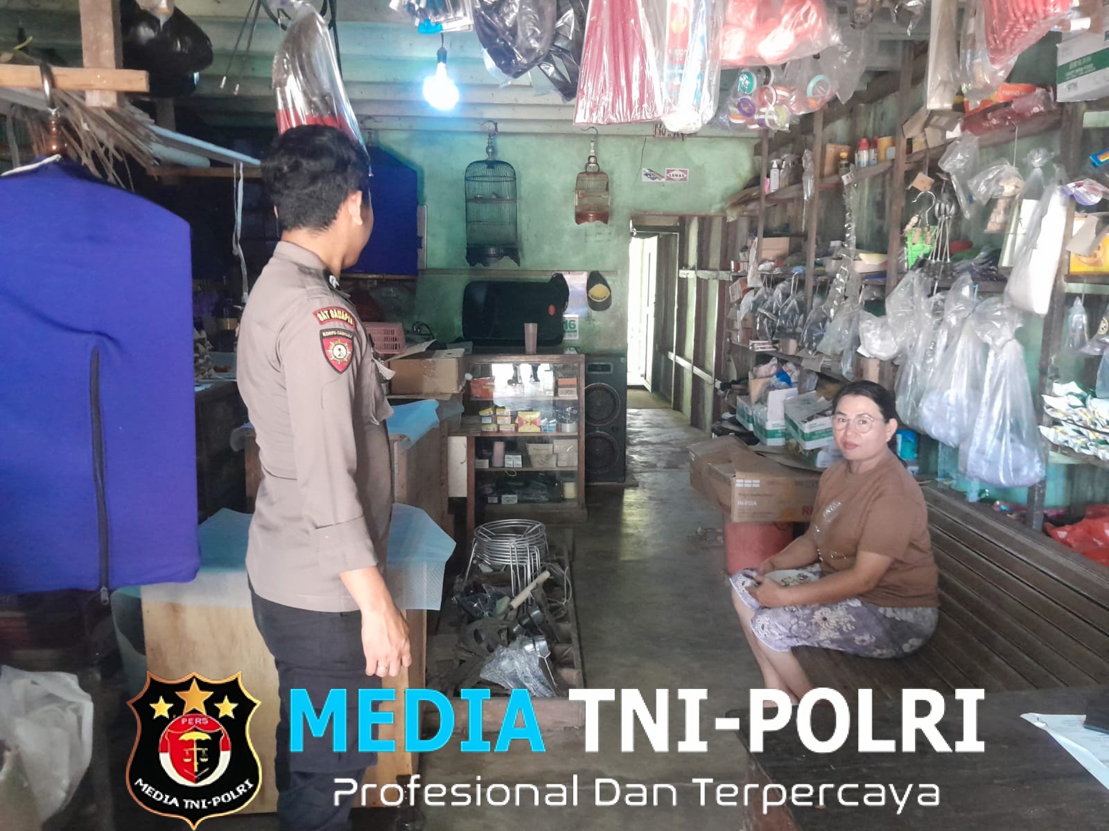 Duduk Santai Bersama Warga dan Pemilik Toko, Personel Polsek Mempawah Hulu Sampaikan Pesan Kamtibmas