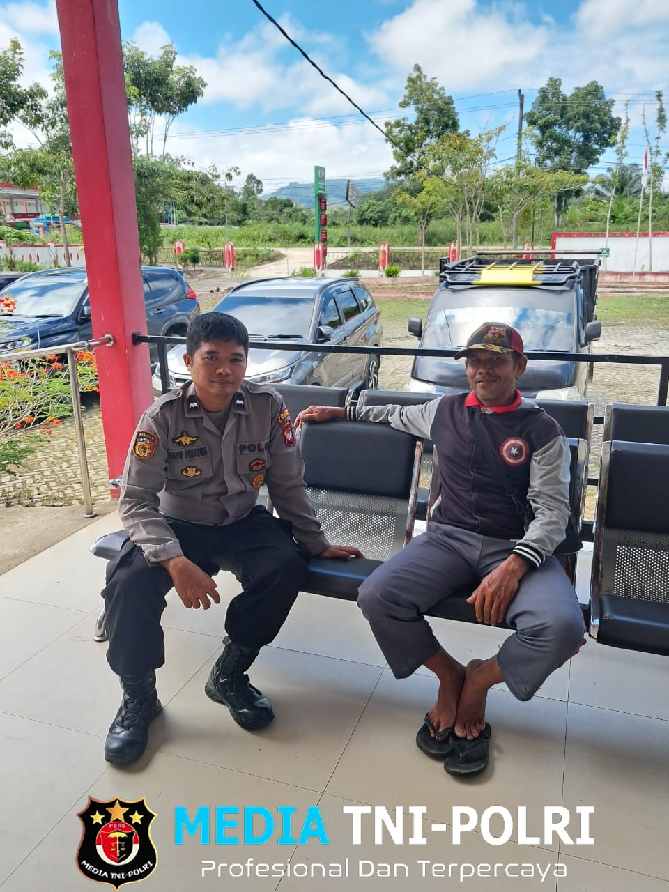 Duduk Bersama Sambil Berdialog Dengan Masyarakat Personil Polsubsektor Jelimpo Himbau Jaga Kamtibmas