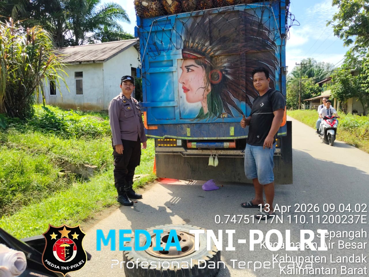 Wujud Kepedulian, Polisi Dampingi Sopir Truk Sawit yang Alami Kendala di Jalan