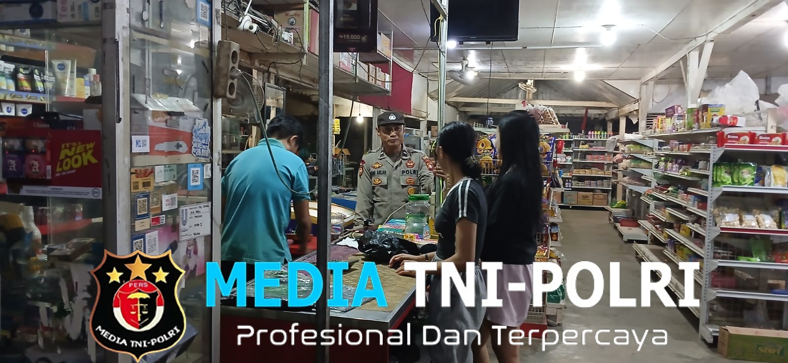 Humanis! Polisi Sapa Warga yang Belanja, Sampaikan Pesan Penting Ini