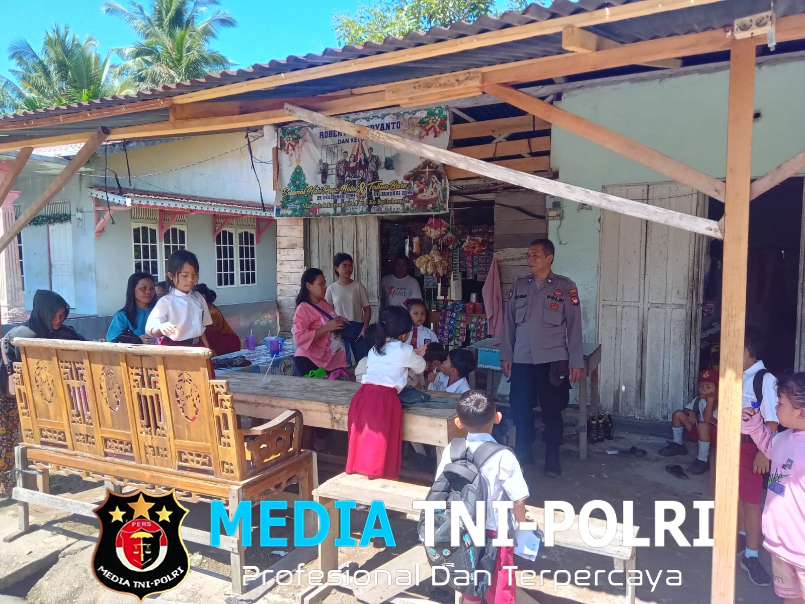 Sedang Asyik Jajan, Pelajar SD Dapat Himbauan Langsung dari Polisi