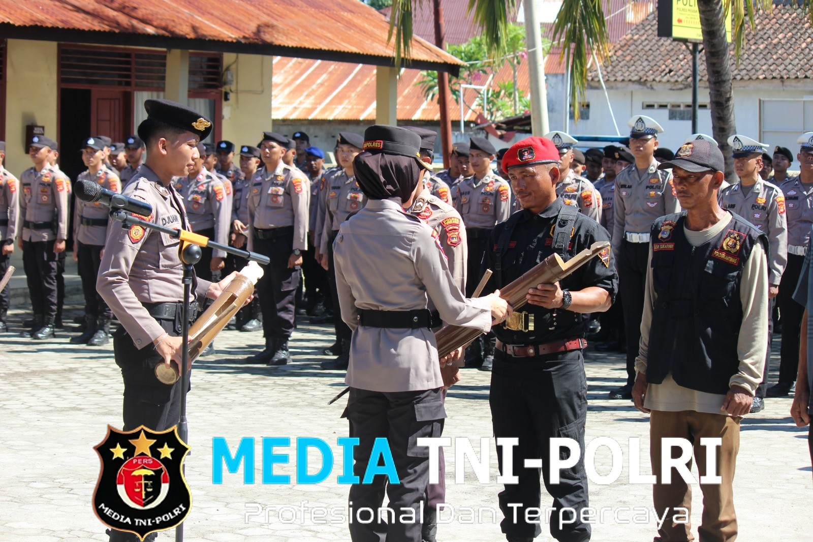 Kapolres Pesisir Barat Pimpin Apel Sabuk Kamtibmas Bersama Masyarakat