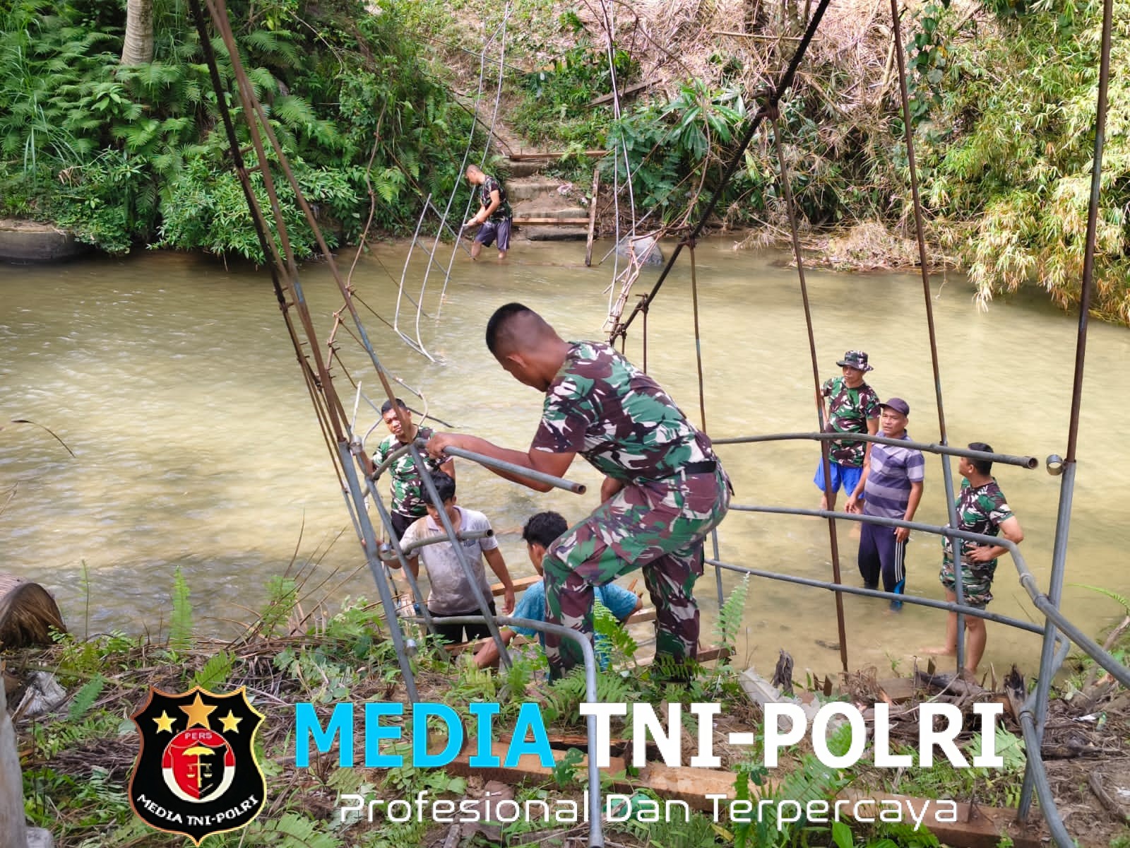 Kodim 0212/TS Bersama Warga Mulai Bangun Jembatan Gantung di Padang Bolak Julu