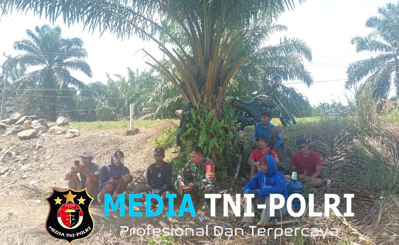 Babinsa Koramil 420-04/Sarolangun Pererat Silaturahmi Melalui Komsos di Limbur Tembesi