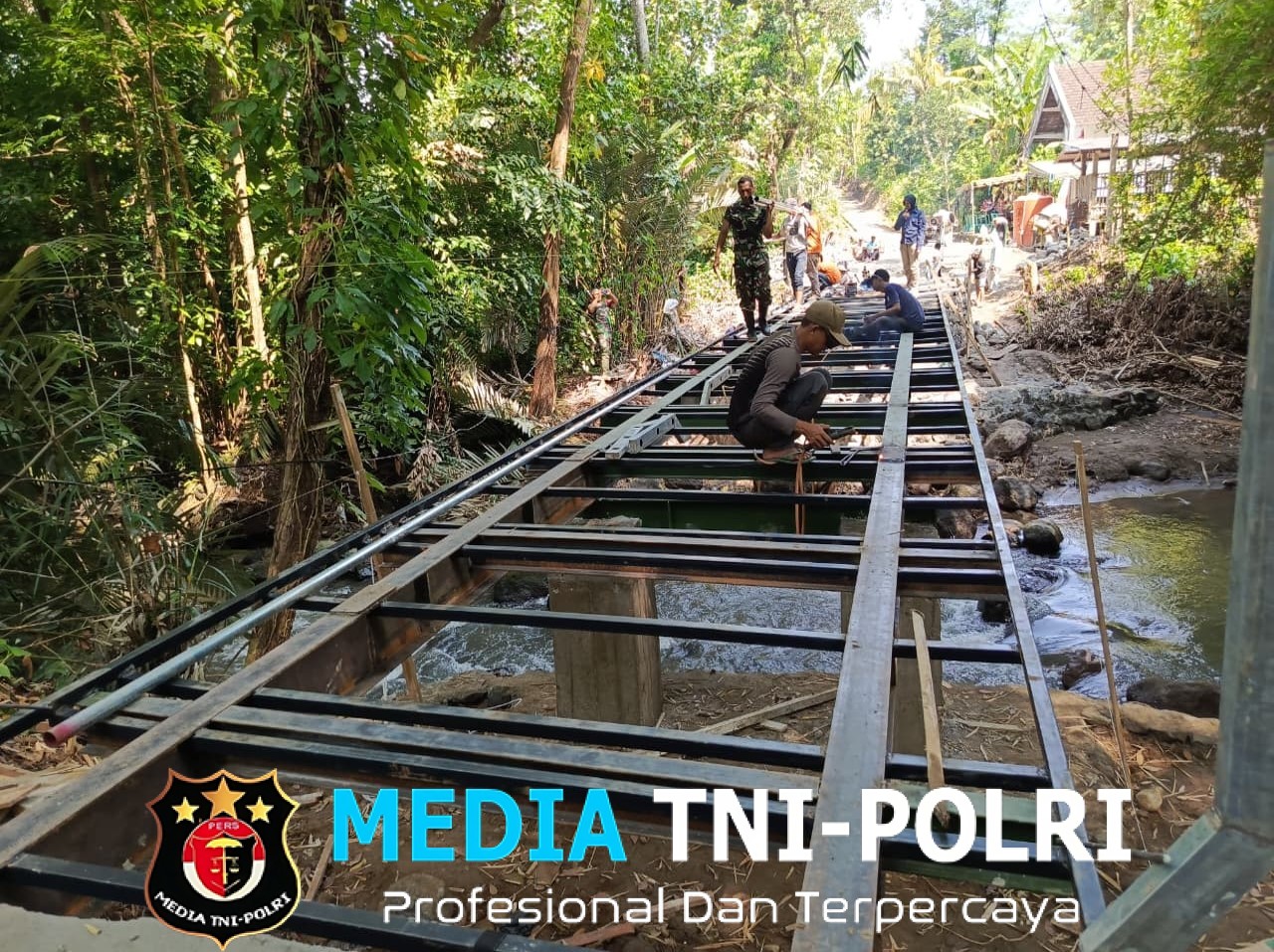 Gotong Royong TNI Dan Warga, Pengelasan Besi Pengaman Jembatan Perintis Garuda Terus Dikebut