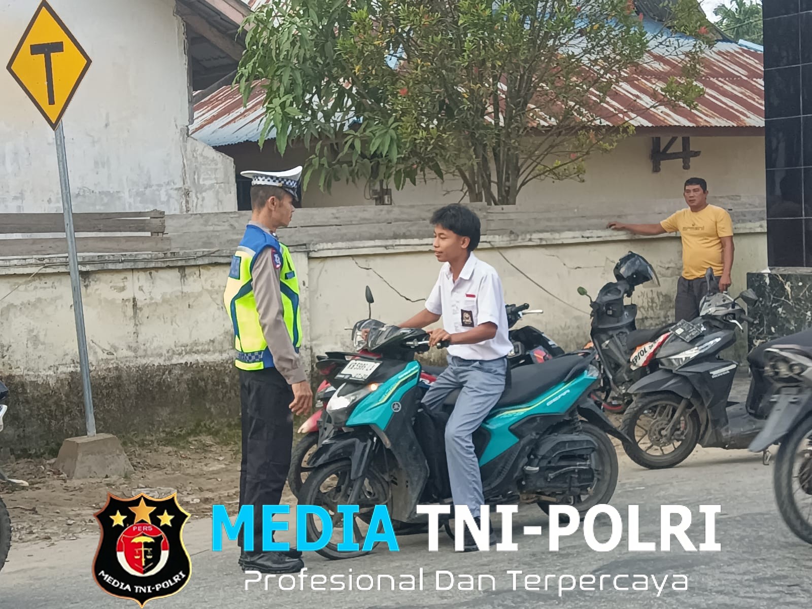 Aipda Hengki Laksanakan Ploting Point Pagi, Memastikan Keamanan Dan Keselamatan Pengendara Di Persimpangan