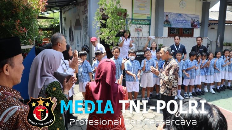 Wamen Dikdasmen Tinjau Pembelajaran Digital di SD Kanisius Wonogiri, Polisi Pastikan Pengamanan Kondusif