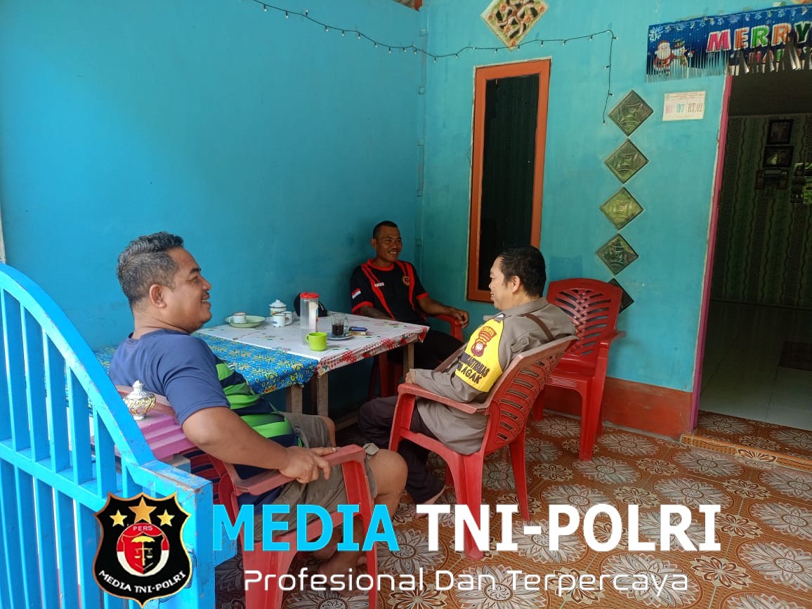 Teras Rumah Jadi Ruang Dialog, Bhabinkamtibmas Bangun Kepercayaan Warga