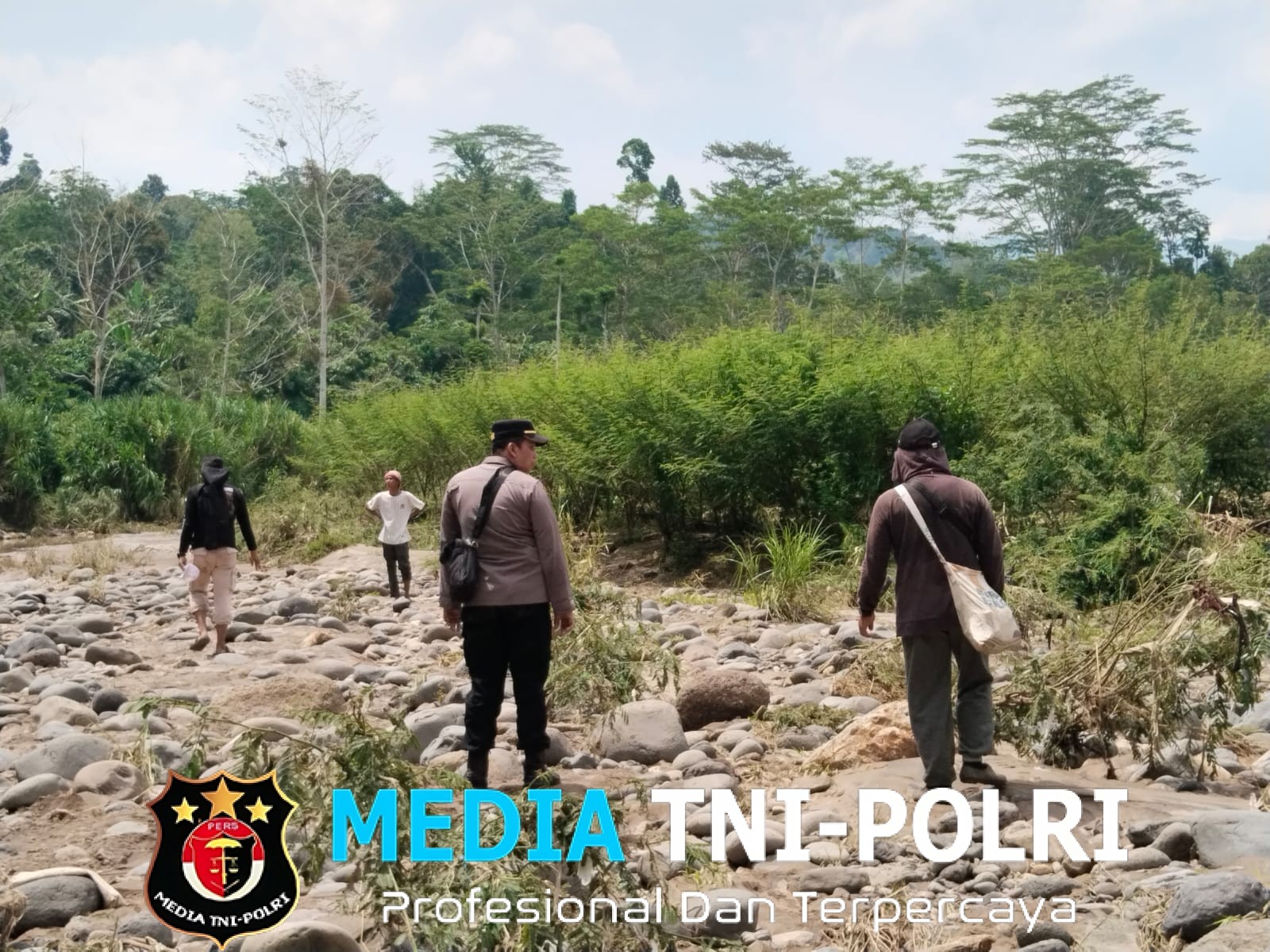 Lintasi Medan Terjal, Kapolsek Wonosobo Pimpin Pencarian Petani Diduga Terseret Arus Way Semuong