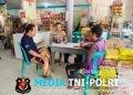Duduk Santai Bareng Warga, Polisi Ini Sampaikan Pesan Kamtibmas dengan Cara Berbeda