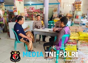 Duduk Santai Bareng Warga, Polisi Ini Sampaikan Pesan Kamtibmas dengan Cara Berbeda