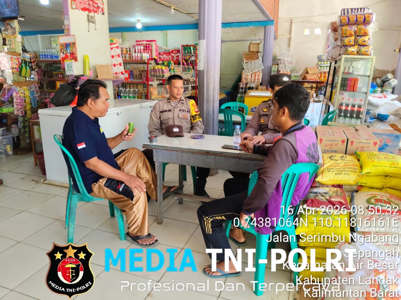 Duduk Santai Bareng Warga, Polisi Ini Sampaikan Pesan Kamtibmas dengan Cara Berbeda