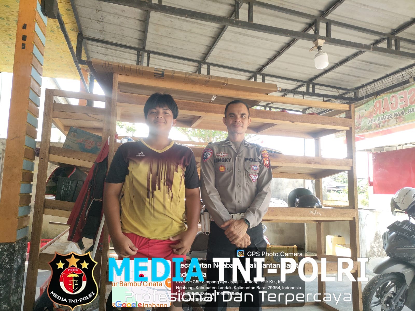 Melaksanakan Patroli Rutinitas, Personil Polsek Ngabang Berdialog Bersama Warga Untuk Pastikan Situasi Aman