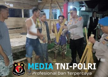 Sambangi Petugas Ronda di Jaya Sakti, Kapolsek Simpang Pematang Bagikan Kentongan untuk Perkuat Kamtibmas