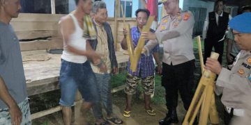 Sambangi Petugas Ronda di Jaya Sakti, Kapolsek Simpang Pematang Bagikan Kentongan untuk Perkuat Kamtibmas