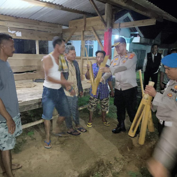 Sambangi Petugas Ronda di Jaya Sakti, Kapolsek Simpang Pematang Bagikan Kentongan untuk Perkuat Kamtibmas