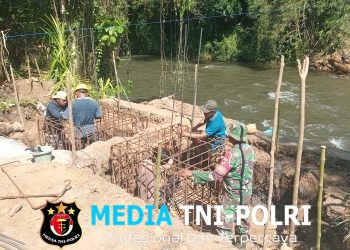 Gotong Royong Babinsa dan Warga Percepat Pembangunan Jembatan Perintis Garuda Rap Rap
