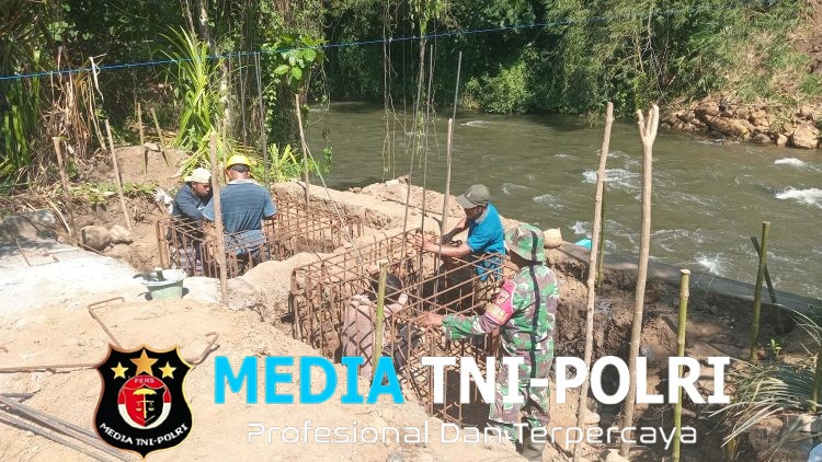 Gotong Royong Babinsa dan Warga Percepat Pembangunan Jembatan Perintis Garuda Rap Rap