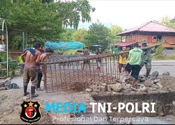 Gotong Royong Babinsa dan Warga Percepat Pembangunan Jembatan Perintis Garuda Rap Rap