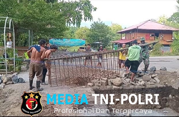 Gotong Royong Babinsa dan Warga Percepat Pembangunan Jembatan Perintis Garuda Rap Rap