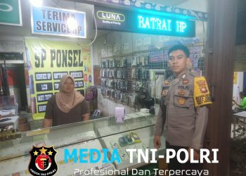 Cegah Aksi Pencurian, Bhabinkamtibmas Sambangi Counter HP di Malam Hari