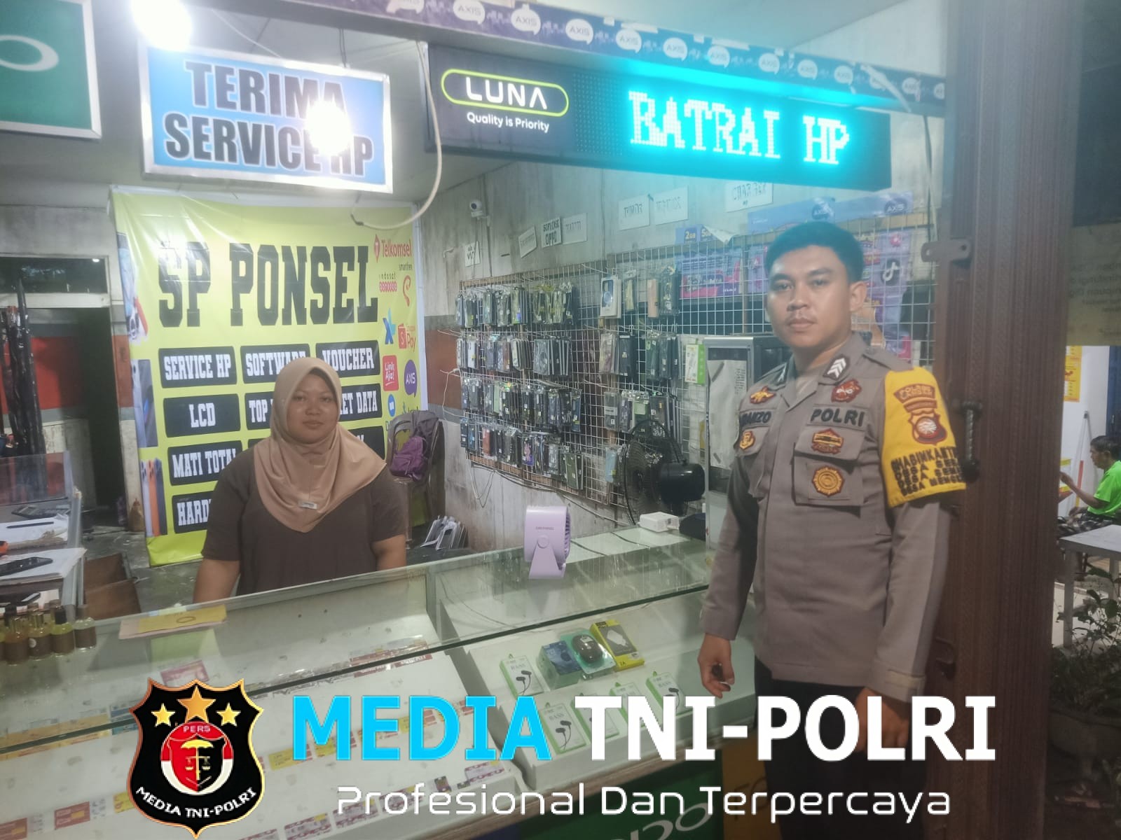 Cegah Aksi Pencurian, Bhabinkamtibmas Sambangi Counter HP di Malam Hari