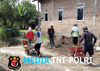Semangat Gotong Royong Menggelora, Warga Bolo Lansir Material Jembatan Gantung Garuda