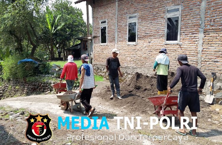 Semangat Gotong Royong Menggelora, Warga Bolo Lansir Material Jembatan Gantung Garuda