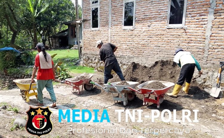 Semangat Gotong Royong Menggelora, Warga Bolo Lansir Material Jembatan Gantung Garuda