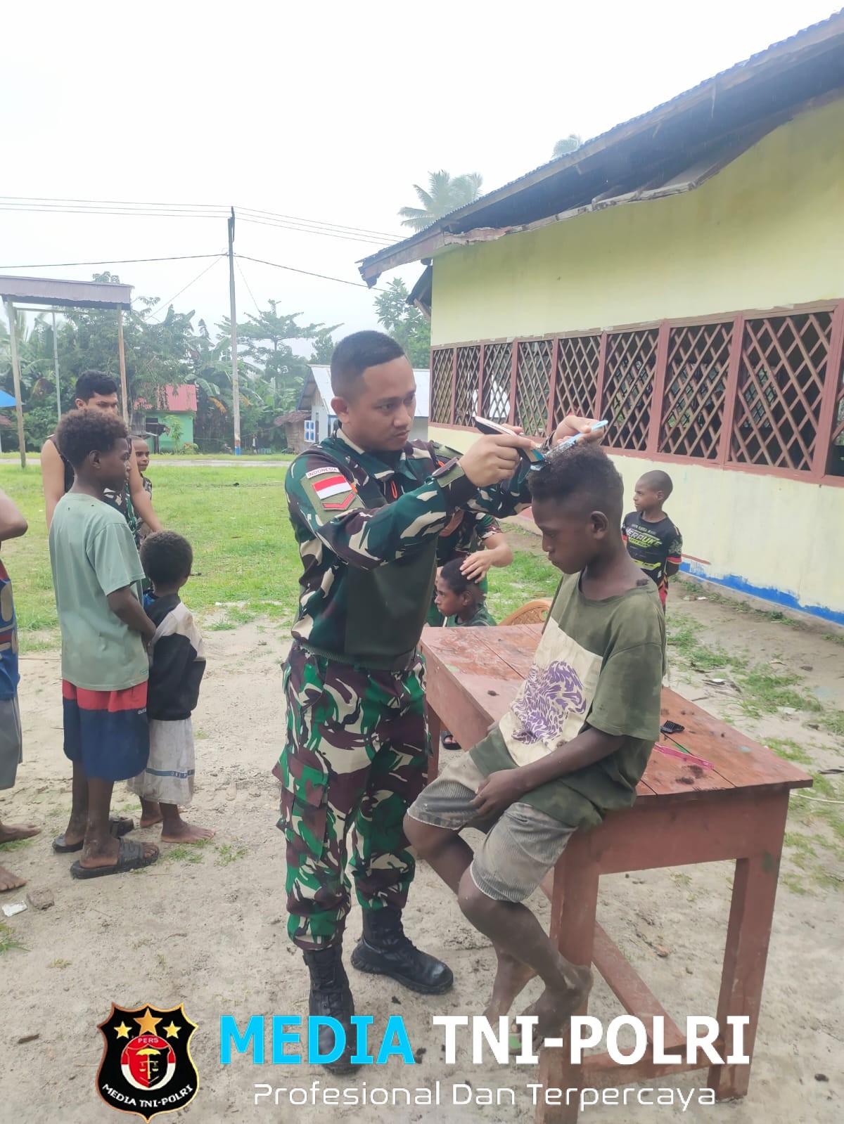 Sentuhan Humanis TNI di Tanah Papua Satgas Yonif 123/Rajawali Pangkas Rambut Anak-Anak, Hadirkan Keceriaan di Perbatasan