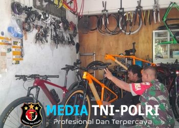 Implementasikan Bintahwil, Babinsa Joyoyakan Motivasi Pelaku UMKM Pedagang Sepeda