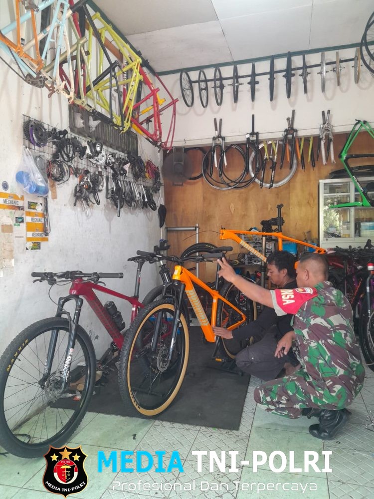 Implementasikan Bintahwil, Babinsa Joyoyakan Motivasi Pelaku UMKM Pedagang Sepeda