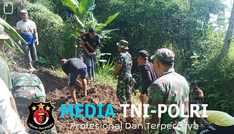 Babinsa Koramil Sumberpucung Bersama Warga Gotong Royong Bangun Pondasi Jembatan Penghubung Antar Dusun