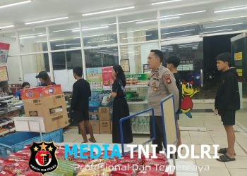 Patroli Malam, Personel Polsek Menjalin Jaga Kondusifitas di Pasar Menjalin