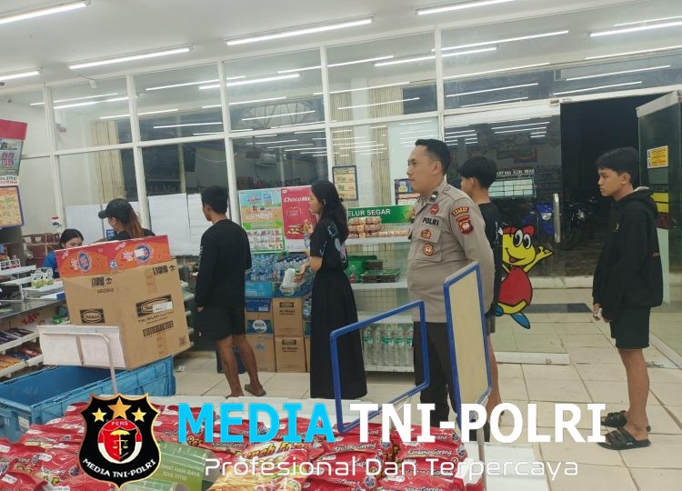 Patroli Malam, Personel Polsek Menjalin Jaga Kondusifitas di Pasar Menjalin