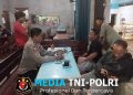 Sentuhan Humanis Polisi Mandor, Sapa Warga dan Jaga Keamanan Malam