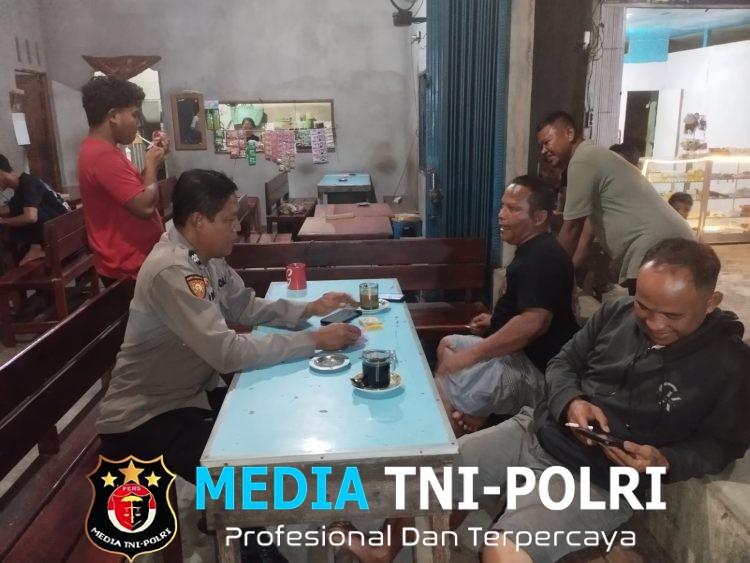 Sentuhan Humanis Polisi Mandor, Sapa Warga dan Jaga Keamanan Malam