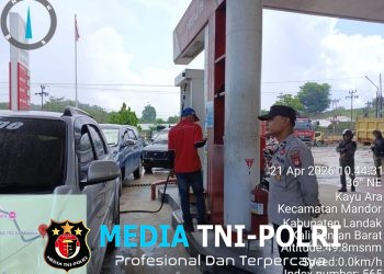 Aksi Humanis Polisi di SPBU Edukasi Warga Saat Isi Bensin