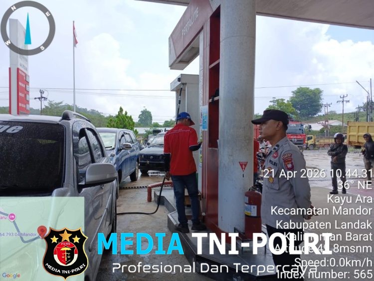 Aksi Humanis Polisi di SPBU Edukasi Warga Saat Isi Bensin