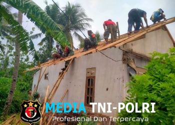 Sinergi Babinsa Dan Warga, Gotong Royong Perbaiki Atap Rumah Bapak Sukardi