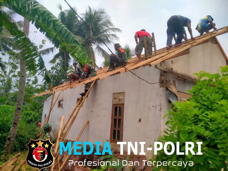 Sinergi Babinsa Dan Warga, Gotong Royong Perbaiki Atap Rumah Bapak Sukardi