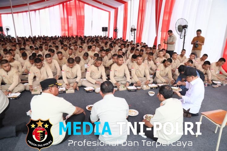 Hangat dan Sederhana, Momen Makan Siang Mendagri Bersama Praja IPDN di Tengah Tugas Kemanusiaan