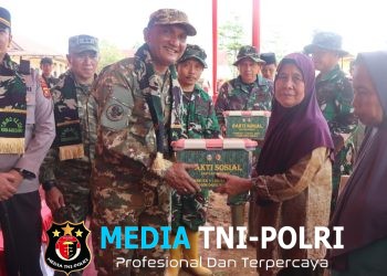 Dansatgas TMMD Pimpin Langsung Pembagian Sembako untuk Warga Desa Seko Besar