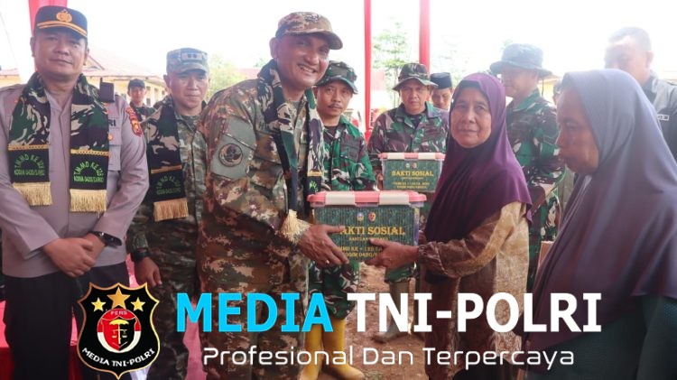 Dansatgas TMMD Pimpin Langsung Pembagian Sembako untuk Warga Desa Seko Besar